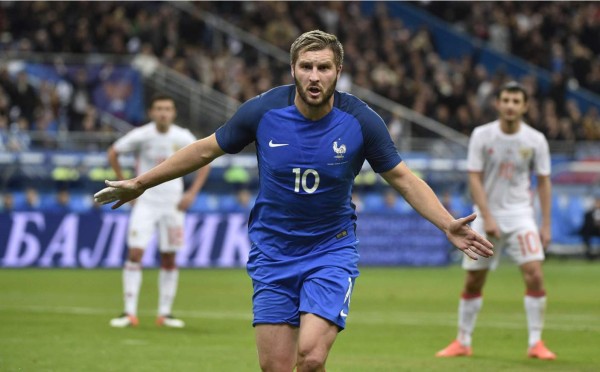 Francia se sacude sus demonios con un festival ante Rusia