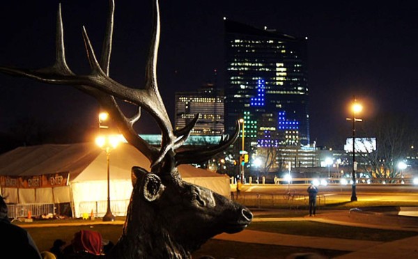 Juegan Tetris gigante en fachada de rascacielos en EUA