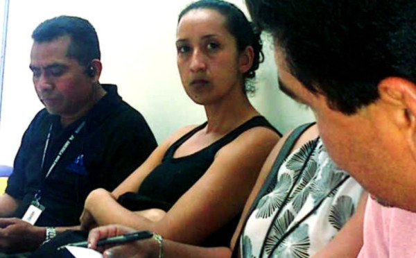 Llegan a la morgue familiares de fallecida en posta policial