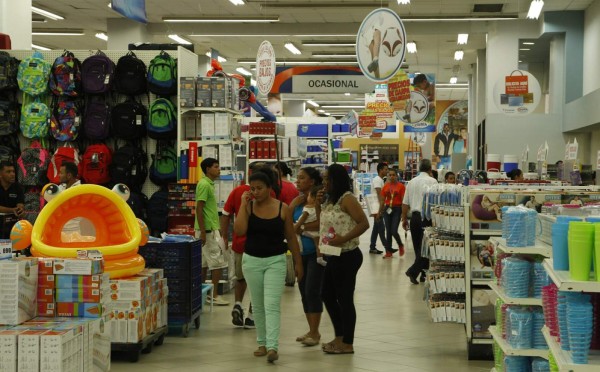 Sampedranos se entusiasman en los comercios a última hora