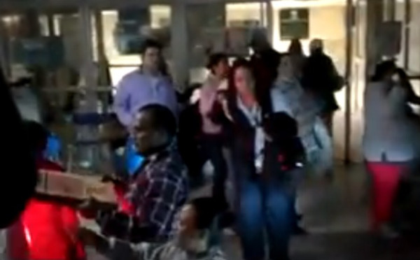 Narcotraficantes reparten regalos y difunden video en Youtube