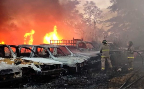 Investigan mano criminal en quema de 60 carros en predio de Tránsito