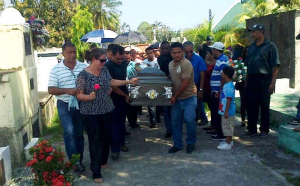 Despiden a exreina de belleza fallecida en accidente vial