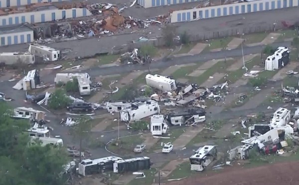 Tornados en Texas dejan varios heridos y destrucción