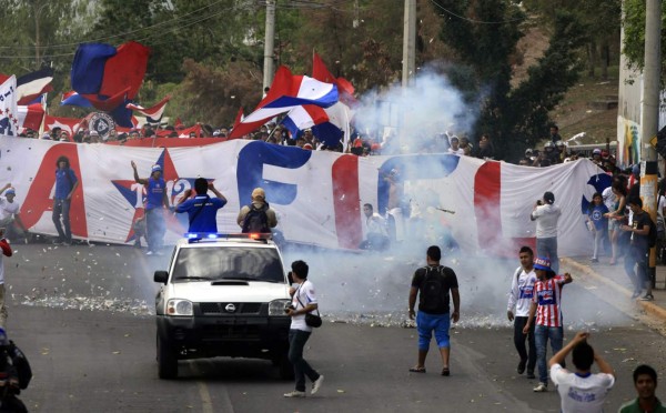 La Ultra Fiel llega con mucha euforia al estadio Nacional