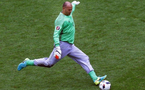 Conoce al portero húngaro que juega con pijama y logró récord en la Eurocopa