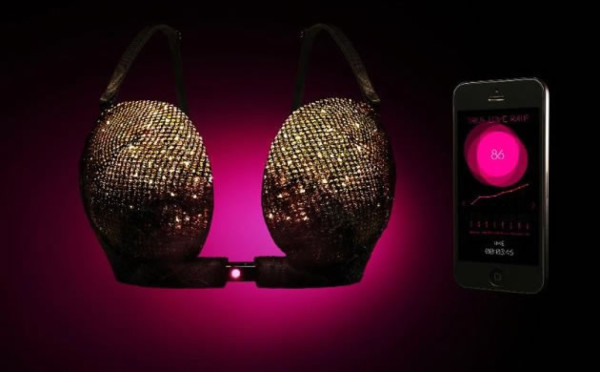 Crean sostén que se desabrocha sólo si hay 'amor verdadero'