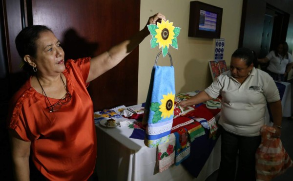 Mujeres se preparan para la feria del regalo Arte y Sabor 2014