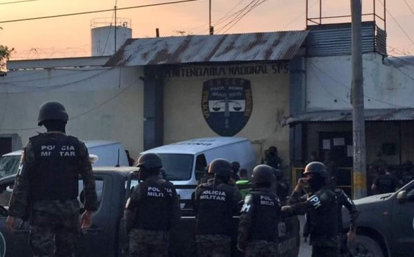 Un contigente de Policías Preventivos y de la Policía Militar llegaron desde las 6:00 am al penal de San Pedro Sula.