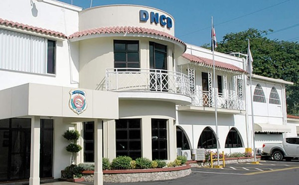 Decomisan a dos estadounidenses droga adherida al calzado