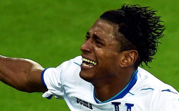 Carlo Costly llora tras anotar su primer gol en un mundial de fútbol