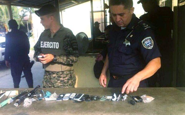 Decomisan armas y celulares en centro penal de El Progreso