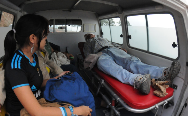 Un muerto y 12 heridos deja choque entre bus y camión