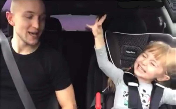 El padre se grabó con su hija cantando la canción de la película animada 'Frozen'. Foto tomado de YouTube.