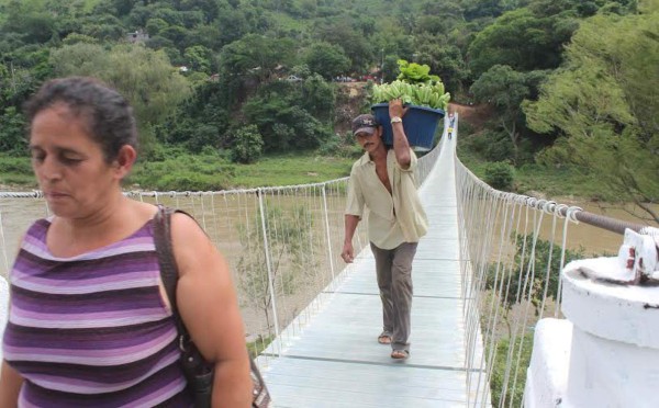 Vecinos ya tienen puente para cruzar el río Chamelecón