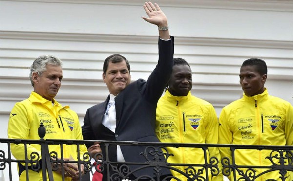 Correa entrega bandera a la selección de fútbol de Ecuador