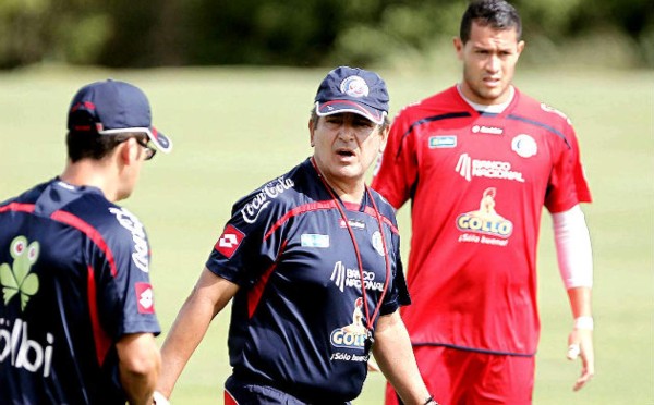 Pinto tiene difícil la elección de convocados por Costa Rica para Brasil