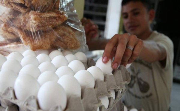 Control de precios hace escasear los huevos en Honduras