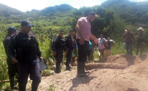 Exhuman cuerpos de víctimas de banda liderada por alcalde de Sulaco