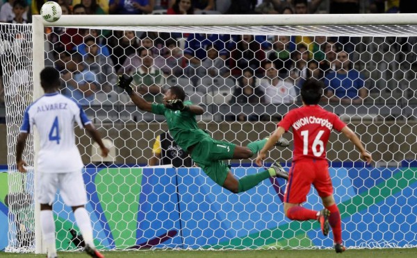 VIDEO: Las grandes salvadas de 'Buba' López ante Corea