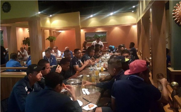 La Bicolor recarga energía con comida hondureña