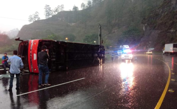 Tres pasajeros heridos deja volcamiento de un bus en Siguatepeque