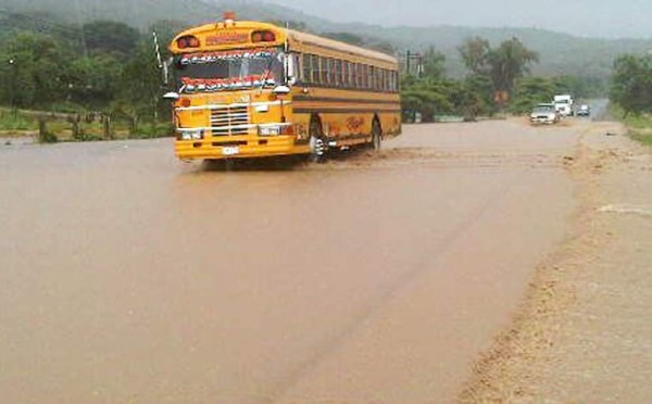 Lluvias provocan inundaciones momentáneas en Agua Blanca Sur