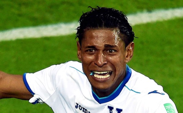 Carlo Costly llora tras anotar su primer gol en un mundial de fútbol