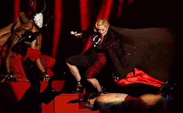 Armani responde a Madonna tras criticar la capa que le hizo caer