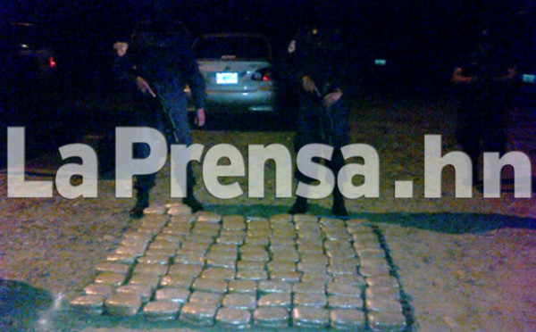 Encuentran supuesta marihuana en un vehículo en Santa Bárbara