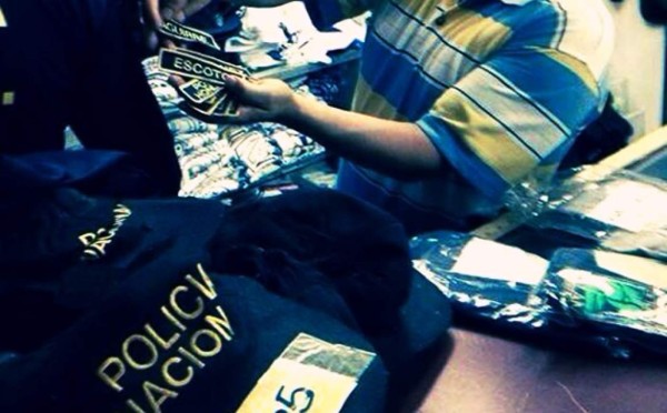 Autoridades de Honduras decomisan indumentaria policial en negocio