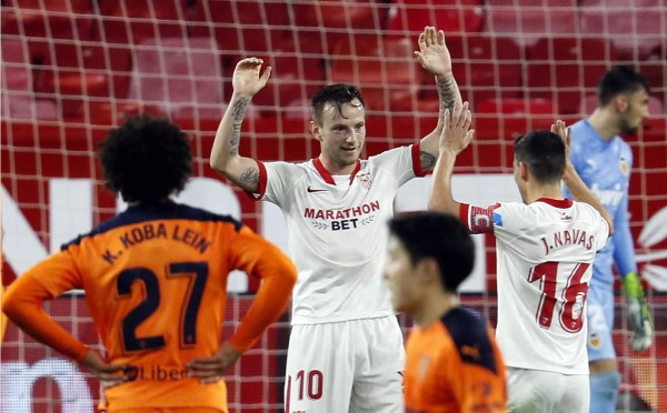 El Sevilla derrotó sin problemas al Valencia en los octavos de final de la Copa del Rey. Foto EFE