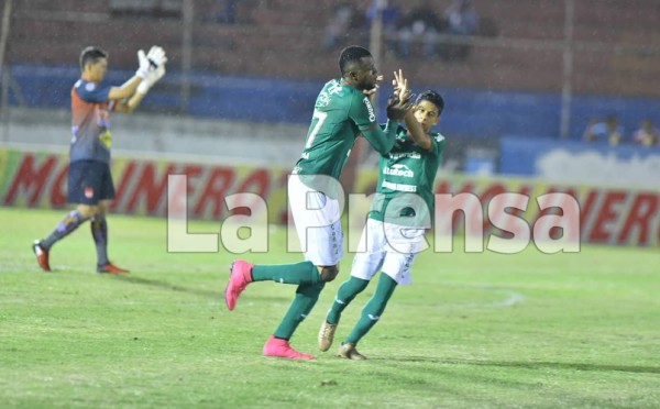 Marathón triunfa ante el Vida con un polémico penal