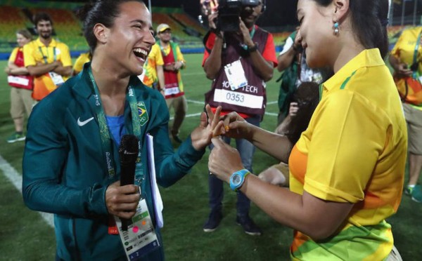 Mujeres protagonizan la primera propuesta de matrimonio en Olímpicos