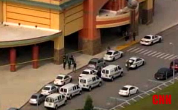 Un muerto y un herido resultan tras tiroteo en cine de Florida