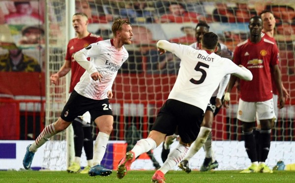 Simon Kjaer le dio el valioso empate al AC Milan frente al Manchester United en la Europa League. Foto AFP