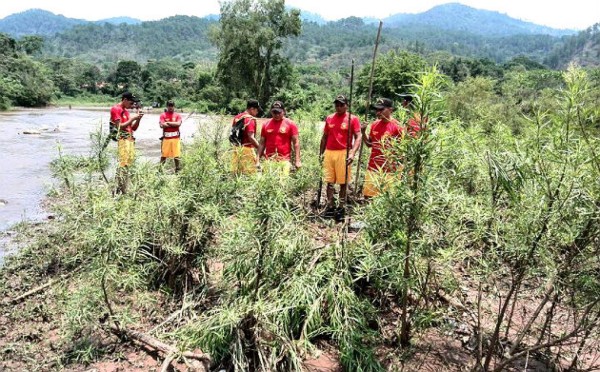 Bomberos de Honduras rescatan cadáver en río de Copán Ruinas