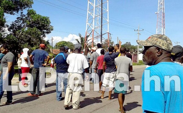Desalojan a pobladores en toma de carretera a Puerto de Castilla