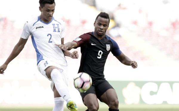 Denil Maldonado, de Honduras, marca a Jeremy Ebobisse, de Estados Unidos. Foto EFE