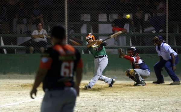 Osos y Toros al primer juego de final de softbol de la liga Saybe