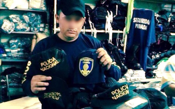 Autoridades de Honduras decomisan indumentaria policial en negocio