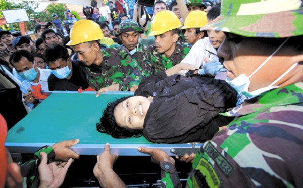 Tres mil personas sepultadas bajo los escombros tras sismo