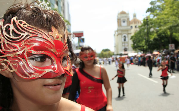 Colorida fiesta cívica en honor a Honduras