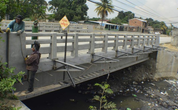 Cuadrillas trabajan en paso peatonal