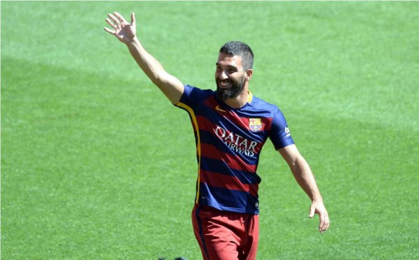 La FIFA no permite que el Barcelona inscriba a Arda Turan