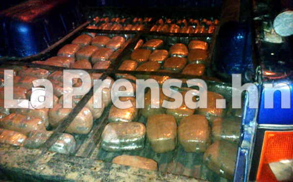 Encuentran supuesta marihuana en un vehículo en Santa Bárbara