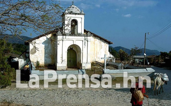 Honduras: Incendio consume iglesia colonial en Lempira
