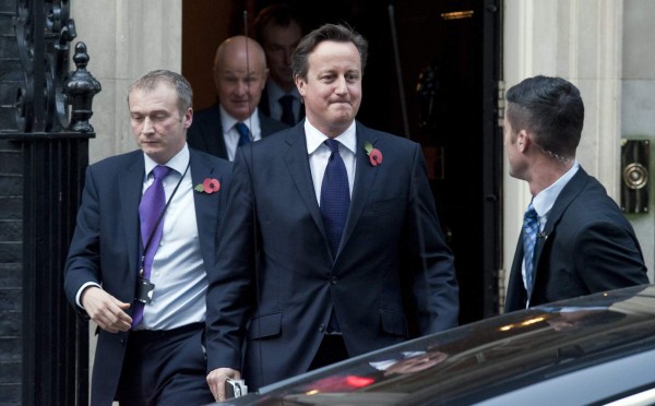 Atacan a Primer Ministro Británico en plena calle