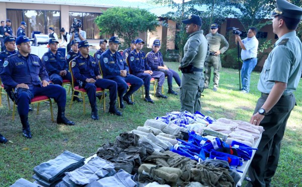 Colombianos instruyen a policías hondureños de la escala básica