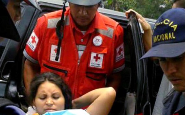 Da a luz en camioneta frente a posta policial en Honduras